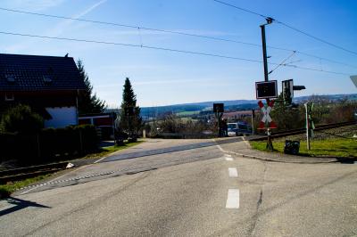 Dornstetten: Regionalzug erfasst PKW auf einem Bahnuebergang 